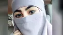 Foto tampil dengan mengenakan niqab atau cadar yang diunggah dengan menuliskan curahan hatinya itu disukai hingga hampir 450 ribu warganet dan berbagai komentar. (Instagram/kartikaputriworld)