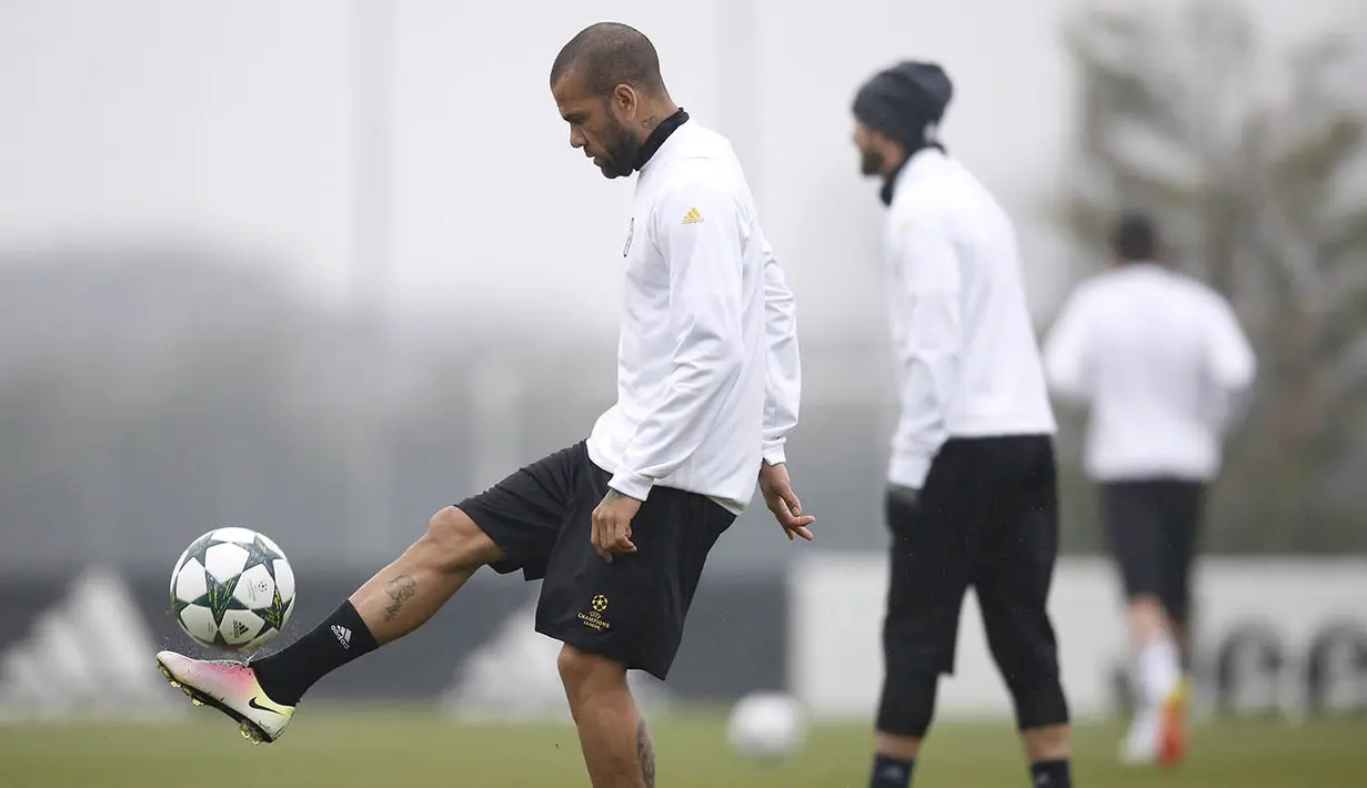 Bek Juventus, Daniel Alves, mengontrol bola saat latihan jelang laga Liga Champions melawan Sevilla di Vinovo, Italia, Senin (21/11/2016). Juve berada di peringkat kedua dengan poin delapan, terpaut dua angka dari Sevilla. (AFP/Marco Bertorello)