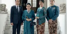 Potret keluarga Jokowi dibalut wastra. Iriana Jokowi tampil seragam mengenakan kebaya bersama sang menantu, Erina Gudono. Keduanya kompak mengenakan kebaya bernuansa hijau, dengan siluet yang berbeda. [Foto: Instagram/kaesangp]