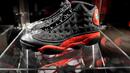 Dalam foto file yang diambil pada 6 April 2023 ini, sepatu kets Air Jordan XIII Bred dari Final NBA 1998 milik Michael Jordan ditampilkan selama pratinjau pers di New York di Sotheby's untuk pelelangan mendatang "Victoriam," koleksi artefak olahraga yang terdiri dari dua bagian yang telah dikurasi secara khusus. (Photo by TIMOTHY A. CLARY / AFP)