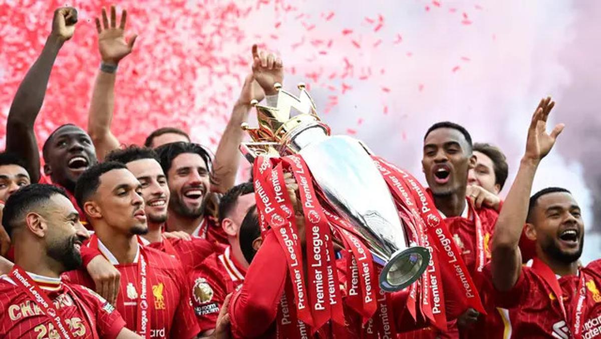 Penantian Panjang Usai, Liverpool Angkat Trofi Juara Liga Inggris di Anfield