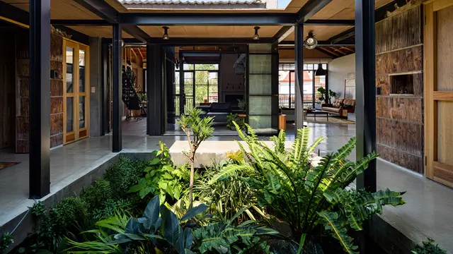 Contoh Rumah 1 Lantai Konsep Taman Terbuka di Tengah Ruangan (AI)