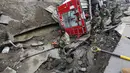 Tim penyelamat saat berusaha mencari korban  yang diperkirakan terperangkap di bawah reruntuhan bangunan, Taiwan, Jumat (1/8/14). (REUTERS/Toby Chang) 