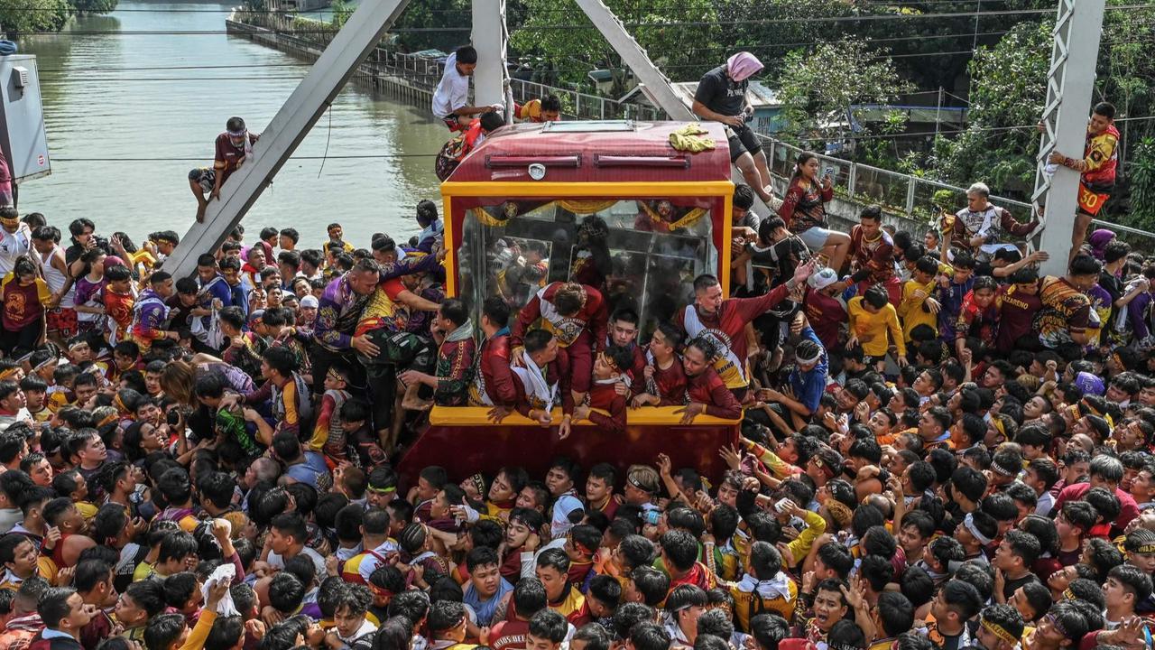 Lautan umat Katolik arak patung Yesus saat parade Black Nazarene di Filipina