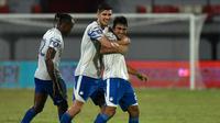 Adapun satu gol tambahan Persib Bandung yang dicetak oleh Zalnando pada menit ke-88. Baru satu menit di lapangan setelah menggantikan Frets Butuan, Zalnando berhasil menyambar bola rebound tembakan Bruno di depan gawang. (Dok. Persib Bandung)