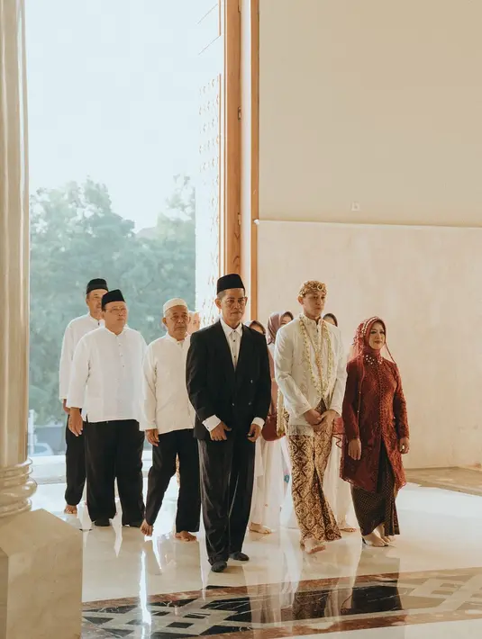 Akad nikah pemain bulu tangkis ganda putra dan ganda putri ini berlangsung sederhana di sebuah masjid. Keduanya pun tampil memesona mengenakan busana pengantin yang kental dengan nuansa tradisional Jawa. [@morden.co].