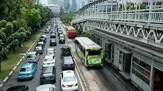 Pemprov DKI Jakarta akan membangun pembatas jalan busway berupa beton setinggi setengah meter agar pengguna jalan tidak memasuki jalur busway.(Antara).