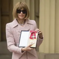 Pemimpin Redaksi Vogue Amerika dan Direktur Artistik Dame, Anna Wintour berpose setelah menerima lencana Komandan Dame-nya dari Ratu Inggris Elizabeth II di Istana Buckingham, London, Jumat 5 Mei 2017. (Dominic Lipinski / PA Pool via AP)
