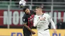 Penyerang AC Milan, Junior Messias berebut bola dengan pemain Spezia, Emil Holm dalam pertandingan lanjutan Liga Serie A Italia di stadion San Siro, di Milan, Italia, Minggu (6/11/2022). Kemenengan ini membuat AC Milan terus menempel Napoli dengan 29 poin di posisi kedua klasemen Serie A, berjarak enam poin. (AP Photo /Antonio Calanni)