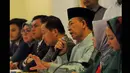 Mantan ketum PPP Suryadharma Ali (ketiga kanan) memberikan keterangan pers di kantor DPP PPP, Jakarta, Rabu (25/2/2015). Pasca putusan PTUN yang membatalkan SK Menkumham bahwa kepengurusan PPP kubu Romy tidak sah. (Liputan6.com/Andrian M Tunay)