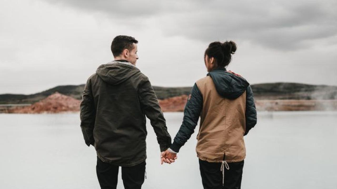 5 Tanda Pria Mulai Jatuh Cinta Padamu, Perubahan Perilakunya Menonjol