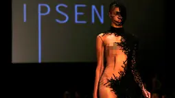 Model  saat membawakan busana rancangan Ipsen selama Australia Fashion Week di Sydney, Australia (20/5/2016). (REUTERS / David Gray)