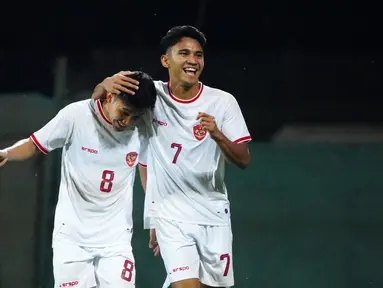 Pemain Timnas Indonesia U-23, Witan Sulaeman melakukan selebrasi bersama Marselino Ferdinan setelah mencetak gol kemenangan timnya ke gawang Uni Emirat Arab U-23 pada laga uji coba jelang Piala Asia U-23 2024 di Dubai, Senin (09/04/2024) WIB. (Dok. PSSI)