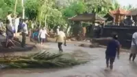 Hujan deras mengguyur Kabupaten Buleleng dan memicu banjir, hingga pemukiman dan lahan Gafatar di Mempawah hancur tak terurus.
