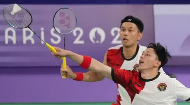 Pebulu tangkis Indonesia, Fajar Alfian/Muhammad Rian Ardianto saat berlaga melawan Lucas Corvee/Ronan Labar dari Prancis pada pertandingan penyisihan grup C ganda putra bulu tangkis Olimpiade Paris 2024 di Port de la Chapelle Arena, Senin, 29 Juli 2024, di Paris, Prancis. (AP Photo/Dita Alangkara)