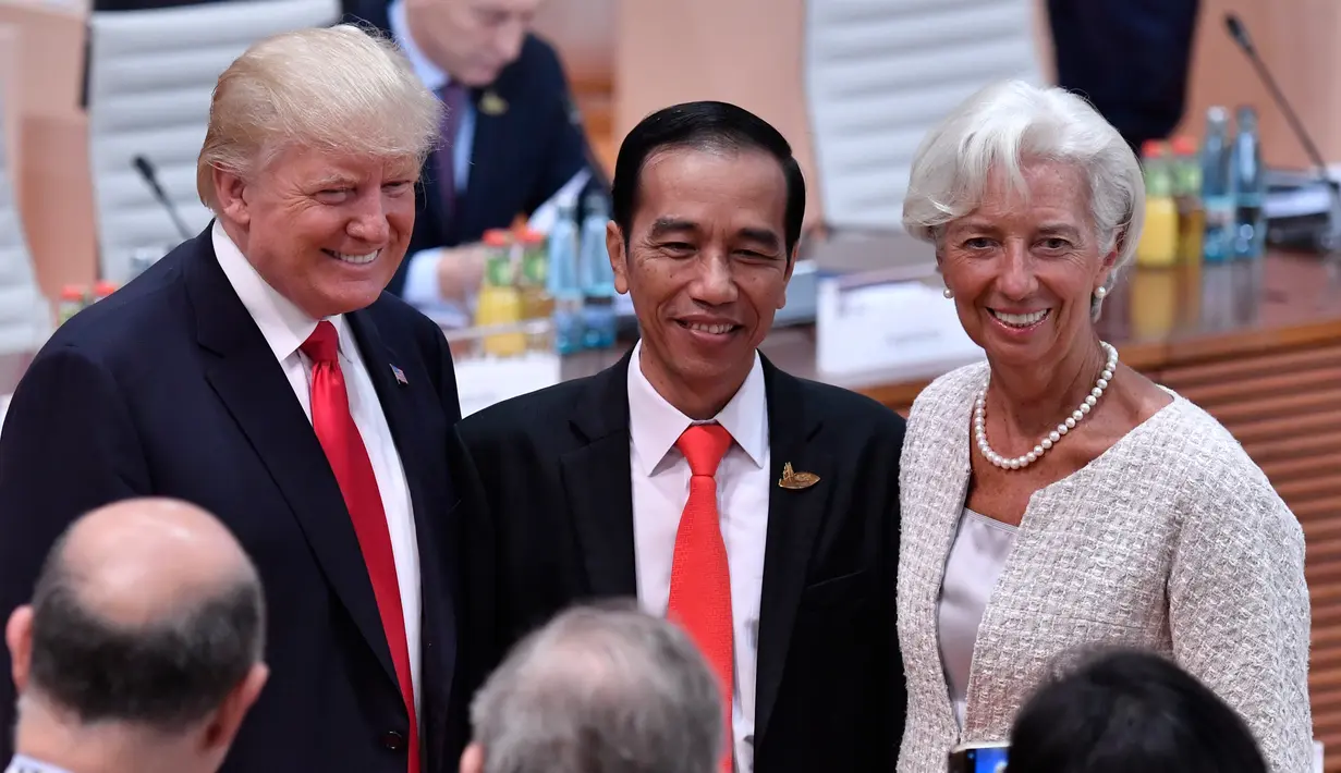 ki-ka) Presiden AS Donald Trump, Presiden RI, Joko Widodo dan Managing Director Dana Moneter Internasional (IMF) Christine Lagarde berpose pada hari kedua KTT G20 di Hamburg, Jerman, (8/7). (AFP Photo/John Macdougall) 