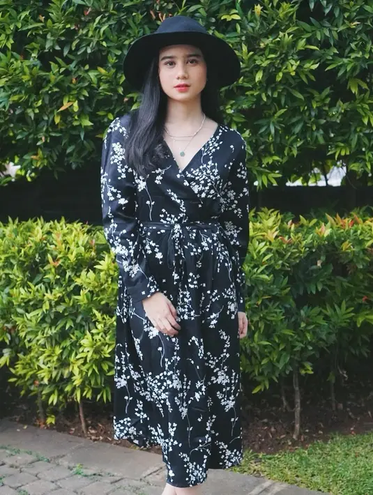 Tak hanya kariernya saja, penampilan Tissa Biani juga kerap menjadi sorotan. Pemain film Tanah Surga Katanya  ini pandai mix and match baju. Kali ini ia tampil dengan dress motif bunga yang dipadukan dengan topi hitam, cocok banget. (Liputan6.com/IG/@tissabiani)