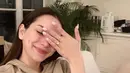 Di depan orang terdekat di rumah orang tua, Alyssa tak hentinya memamerkan cincin berlian. Cincin ini jadi bukti keseriusan Al Ghazali untuk membangun keluarga bareng Alyssa. (Liputan6.com/IG/@alyssadaguise)