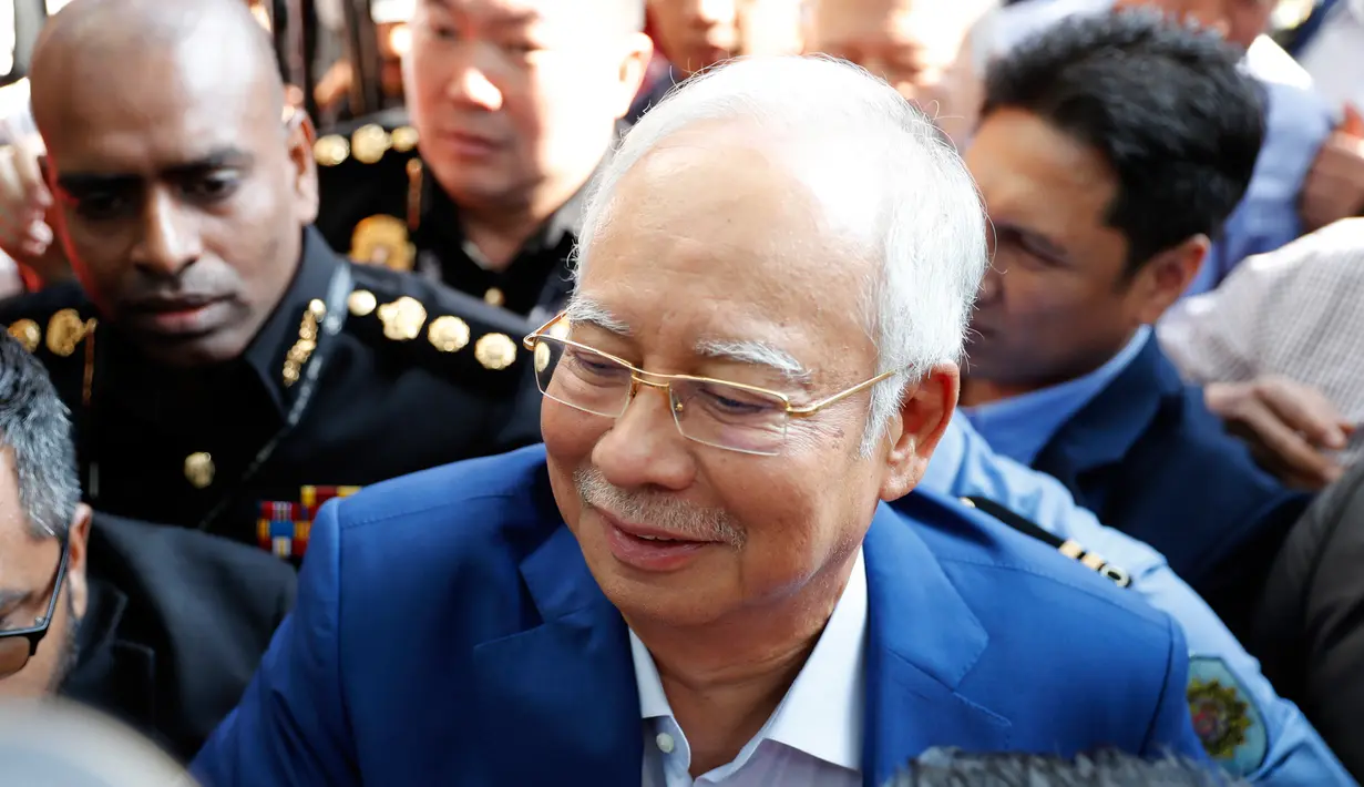 Mantan Perdana Menteri Najib Razak memasuki gedung kantor Komisi Anti-Korupsi Malaysia (MACC) untuk menjalani pemeriksaan di Putrajaya, Selasa (22/5). Najib Razak tiba di KPK Malaysia disambut puluhn pendukungnya di depan pintu masuk. (AP/Sadiq Asyraf)