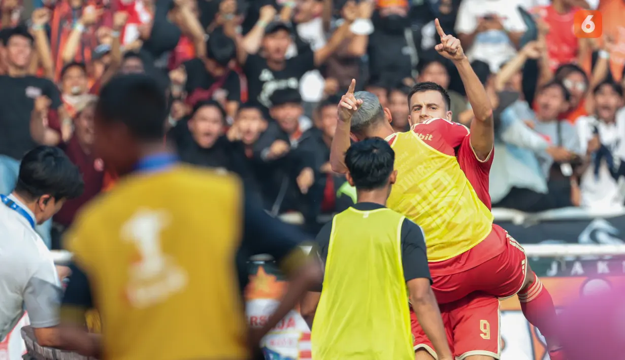 Penyerang Persija Jakarta Alexander Jeremejeff merayakan gol ke gawang Persib Bandung pada pertandingan BRI Super League 2026/2027 di Stadion Utama Gelora Bung Karno (SUGBK), Jakarta, Sabtu (12/9/2026). Gol tersebut membawa Persija membuka keunggulan dalam laga pekan kedua. (KLY/Budy Santoso)