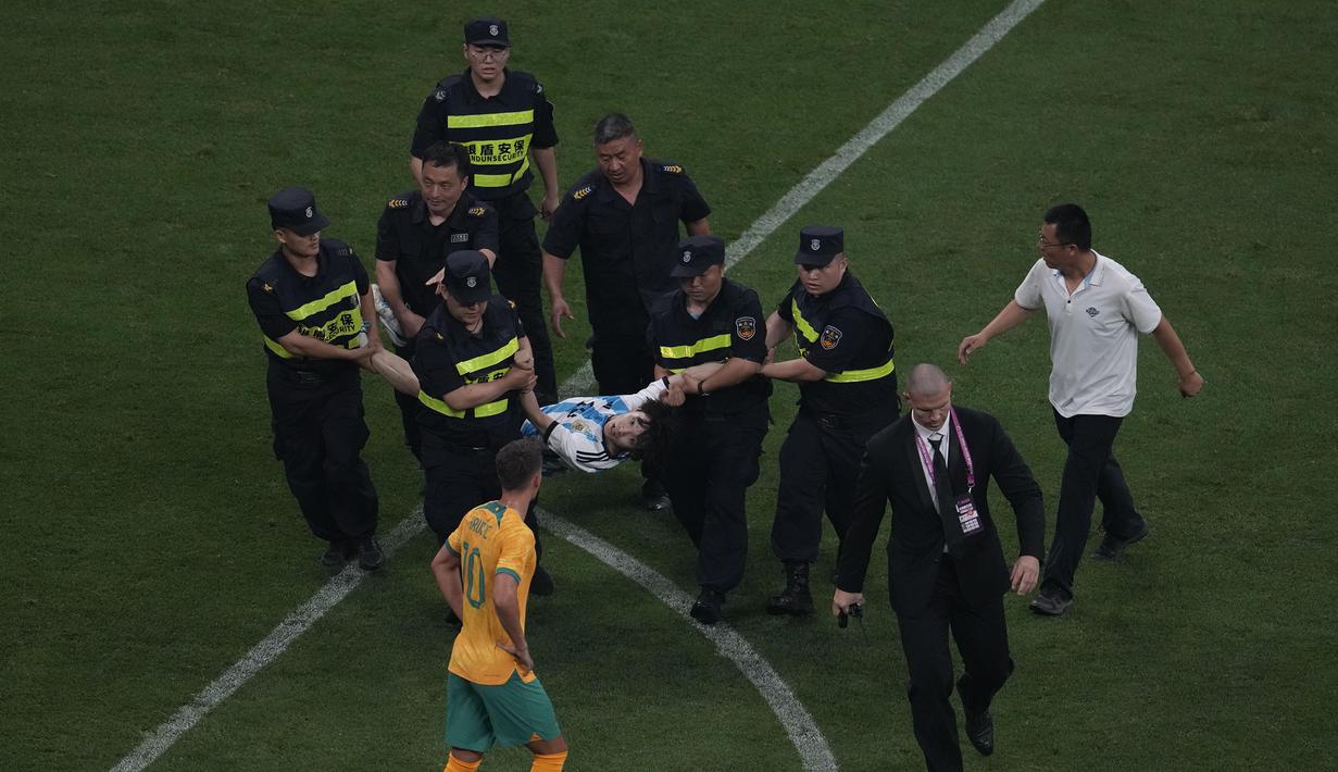 Seorang penyusup lapangan tertangkap petugas pada laga persahabatan antara Argentina melawan Australia di Workers' Stadium, Beijing, Kamis (15/06/2023). (AP Photo/Ng Han Guan)