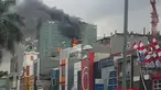 Tampak kepulan asap dari sebuah gedung yang terbakar di daerah Kelapa Gading, Jakarta Utara, Minggu (7/8/2016).Gedung tersebut merupakan Swiss-Belhotel. (Istimewa)