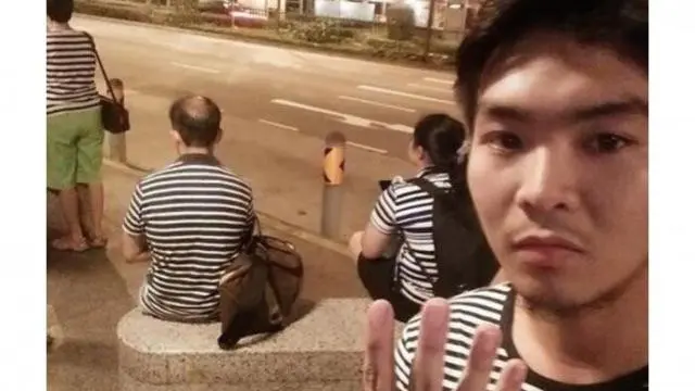 6 Momen Langka 3 Orang Pakai Baju Sama di Tempat Umum, Tak Disengaja
