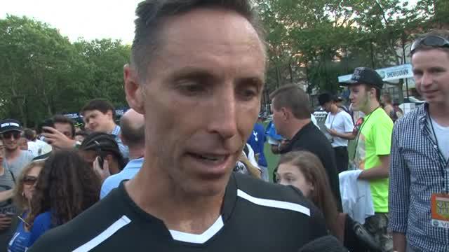 Steve Nash pebasket legendaris NBA yang pernah bermain untuk beberapa tim besar seperti Dallas Mavericks dan Los Angeles Lakers bermain sepak bola di sebuah laga amal.