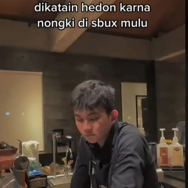 Pria Ungkap Cara Hemat Beli Minuman di Starbucks