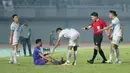 Wasit asal Jepang, Yusuke Araki, memperingatkan pemain Persita Tangerang, Ambrizal Umanailo, agar segera bangkit setelah terjatuh saat melawan Persikabo 1973 pada laga pekan ke-22 BRI Liga 1 2023/2024 di Stadion di Indomilk Arena, Tangerang, Minggu (10/12/2023). Persita menang dengan skor 2-1. (Bola.com/M Iqbal Ichsan)