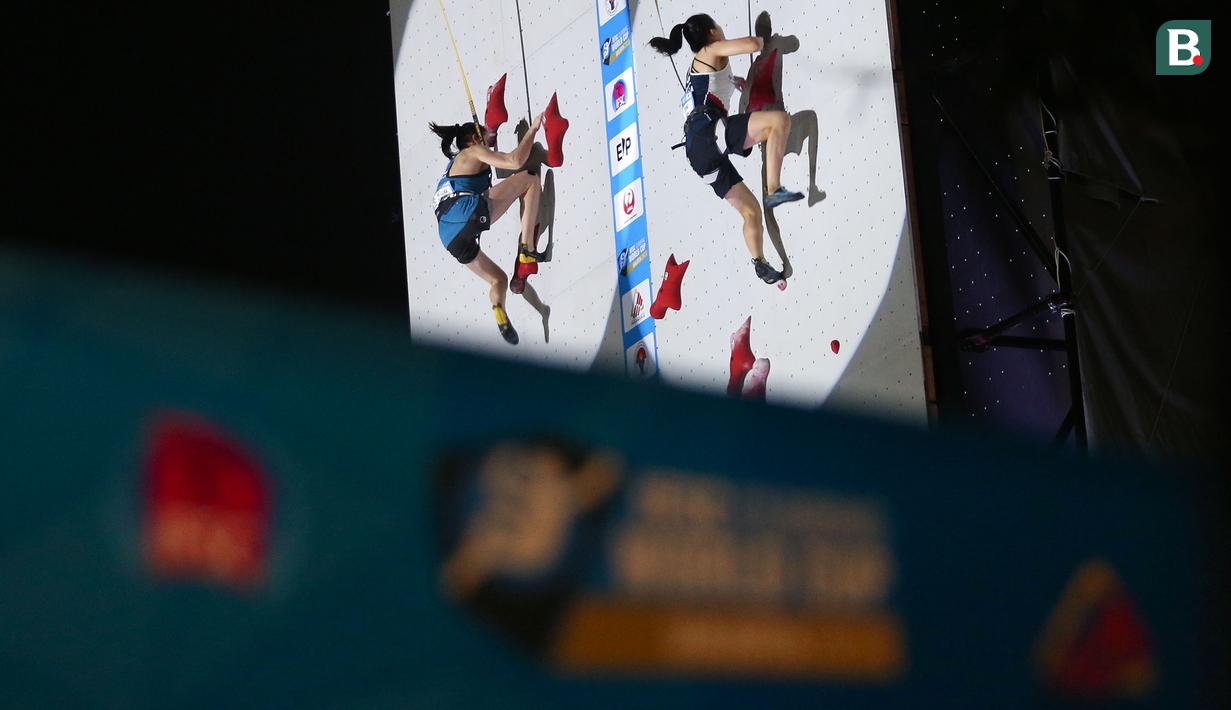 Atlet panjat tebing Polandia berkompetisi melawan atlet panjat tebing Korea Selatan pada nomor speed putri 16 besar Kejuaraan Dunia Panjat Tebing IFSC 2023 seri Jakarta melawan atlet panjat tebing China, Xinshang Wang di Lot 6, Kompleks Stadion Utama Gelora Bung Karno, Jakarta, Indonesia, Minggu (07/05/2023). (Bola.com/Bagaskara Lazuardi)