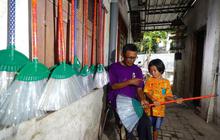 Kisah Lansia di Madiun Ubah Limbah Botol Plastik Jadi Sapu, Hasilkan Cuan Berlipat