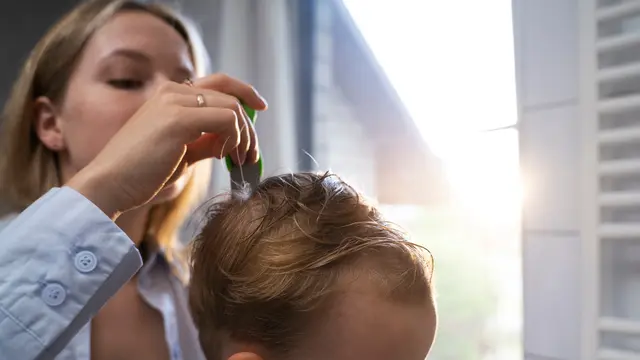 Ilustrasi menyisir rambut bayi/freepik.com