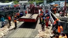 Upaya penaikan Jaring Trawl alami kesulitan.Petugas menurunkan alat berat Crane, untuk membantu proses penarikan jaring trawl dari dasar Danau Toba, Sumatera Utara.
