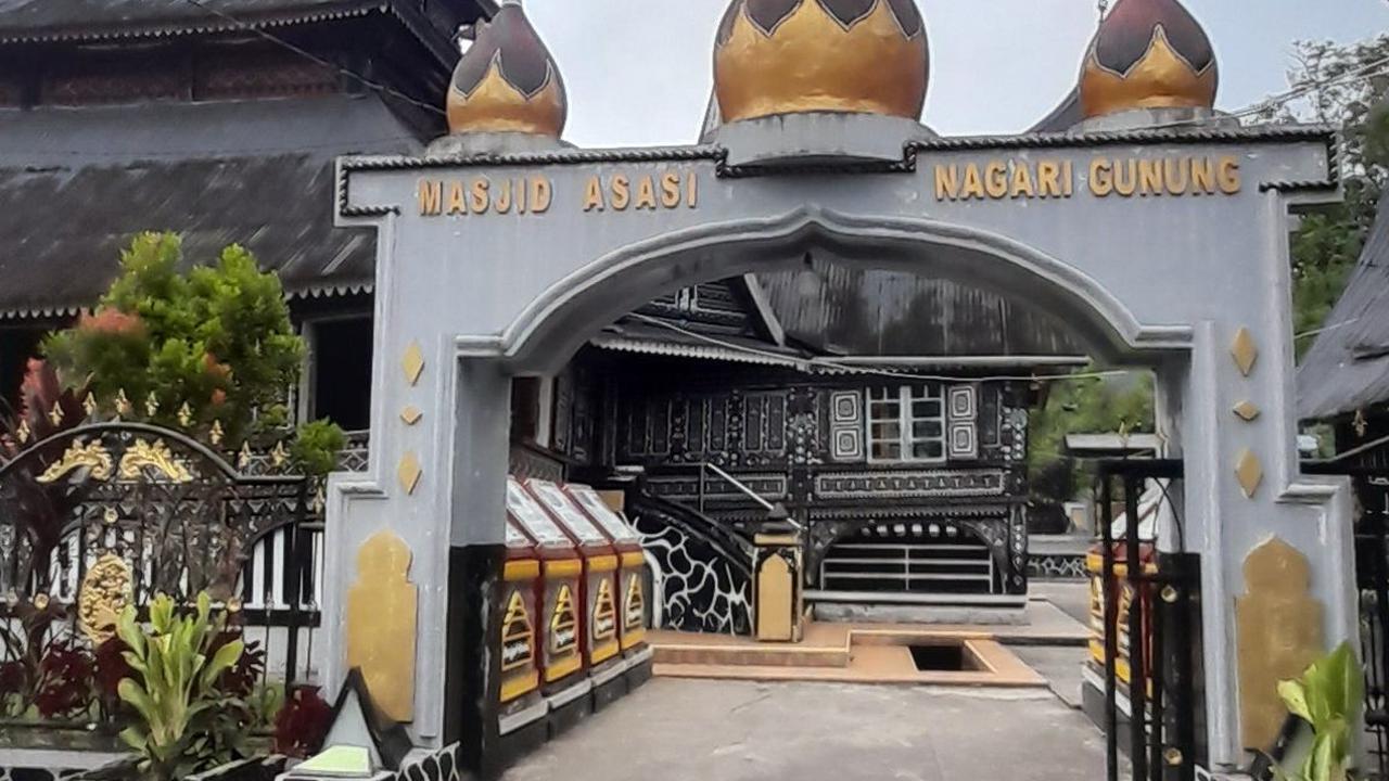 Setelah Islam berkembang pada abad ke-16 di Minangkabau, maka surau tersebut disepakati untuk mengubahnya menjadi masjid dengan kesepakatan nagari ampek koto yaitu Nagari Gunuang, Paninjaun, Jaho, serta Tambangan.<br>