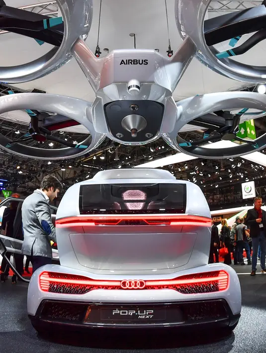 Tampilan belakag mobil "Pop.up next" keluaran Audi yang  dipamerkan dalam Geneva International Motor Show di Jenewa (6/3). Mobil ini merupakan mobil terbang dari Audi yang menggandeng Airbus dan Italdesign. (AFP Photo/Fabrice Coffrini)