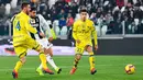 Gelandang Juventus, Emre Can mencetak gol ke gawang Chievo pada laga pekan ke-20 Serie A di Allianz Stadium, Senin (21/1). Juventus berhasil memantapkan posisi di puncak klasemen setelah menggilas Chievo 3-0. (Alessandro Di Marco/ANSA via AP)