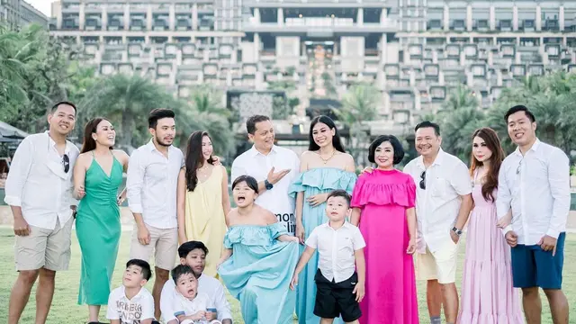 Disambut Hangat, Ini 6 Potret Kedekatan Jessica Mila dan Keluarga Yakup Hasibuan