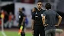 Shin Tae-yong, melakukan protes kepada asisten wasit saat salah satu pemain Timnas Indonesia U-20 dilanggar saat melawan Vietnam di laga pamungkas Kualifikasi Piala Asia U-20 2023. (Bola.com/Ikhwan Yanuar)