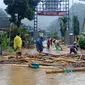 Warga Desa Pujiharjo Kabupaten Malang berjibaku membersihkan material&nbsp;yang terbawa banjir bandang pada Senin, 17 Oktober 2022 (Foto : PMI Kabupaten Malang)&nbsp;
