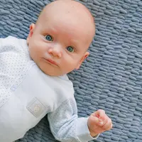 Ketika sedang membersihkan mata anak, kamu pasti sering melihat adanya belek pada matanya. (Foto: Pexels.com/Anna Shvets)