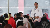 Presiden Joko Widodo memberi sambutan saat menemui ibu-ibu penerima program Membina Keluarga Sejahtera (Mekaar) di Garut, Jawa Barat, Jumat (18/1). Program ini bertujuan mendorong perekonomian dan kesejahteraan masyarakat. (Liputan6.com/Angga Yuniar)