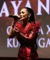 Penyanyi diva Indonesia, Kris Dayanti, tampil membawakan lagu berjudul Aku Bangkit secara live dalam acara peluncuran Trailer & Original Soundtrack film Suamiku Lukaku yang digelar pada 13 Maret 2026. (Foto: Busan)