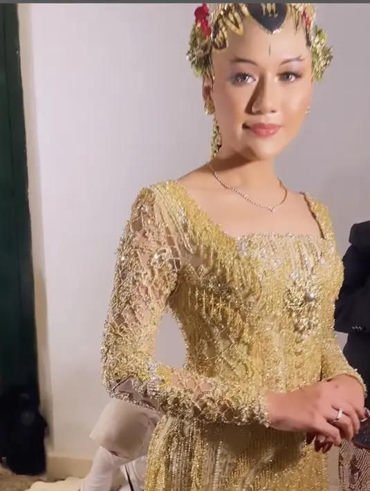 Gaya Erina juga anggun dalam balutan tampilan bernuansa keemasan.  [Foto: Instagram/ Asky Febrianty]