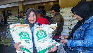 Pemerintah melalui Perum Bulog kembali menyalurkan bantuan sosial (bansos) BPNT berupa beras kepada Penerima Bantuan Pangan (PBP) hingga akhir Juli 2025. (merdeka.com/Arie Basuki)
