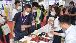 Para pengunjung melihat benda pameran dalam Pameran Industri Daging Internasional China ke-18 di Qingdao, Provinsi Shandong, China, 10 September 2020. (Xinhua/Li Ziheng)