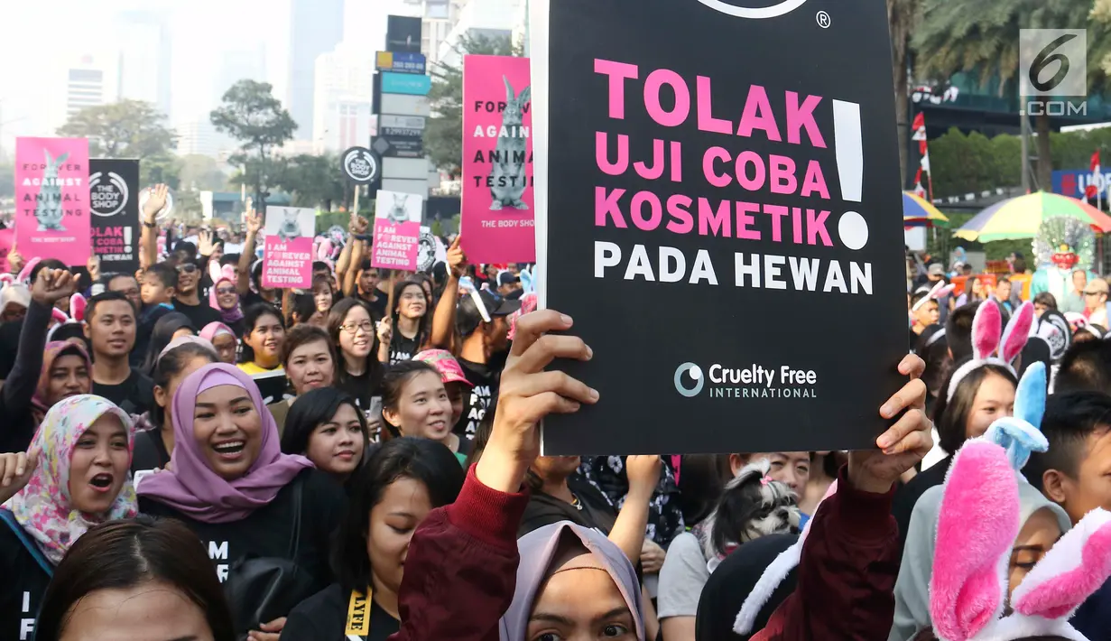 Sejumlah masyarakat melakukan aksi membentangkan poster saat Car Free Day di Jakarta, Minggu (3/9). Dalam aksi tersebut mereka menyuarakan penolakan uji coba bahan kosmetik pada hewan. (Liputan6.com/Angga Yuniar)