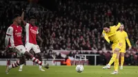 Liverpool kembali memperoleh peluang pada menit ke-63. Takumi Minamino yang baru dimasukkan pada menit ke-58 nyaris mencetak gol lewat tembakannya yang masih dapat dimentahkan bek Arsenal. (AP/Matt Dunham)