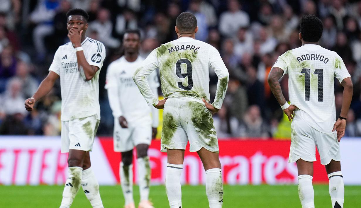 Pemain Real Madrid tampak kecewa setelah ditaklukkan Valencia pada laga pekan ke-30 La Liga di Stadion Santiago Bernabeu, Sabtu (5/4/2025). (AP Photo/Manu Fernandez)