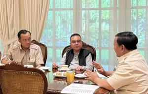 Presiden Prabowo Subianto bertemu dengan Menteri Luar Negeri Sugiono, Menteri Sekretaris Negara Prasetyo Hadi, dan Wakil Ketua DPR Sufmi Dasco Ahmad pada Jumat, 2 Januari 2026 sore hingga malam.